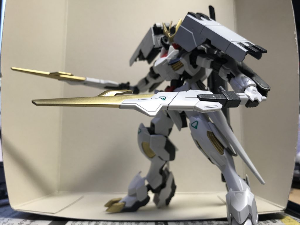 武器1:ショットブレード
ダブルオーガンダム のGNソードⅡショートをイメージして製作された武装。ルプスレクスのテイルブレードを使用しており、リード線使ってブレード部を射出することが可能。