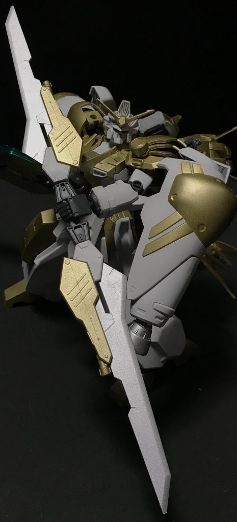 続いて背面に羽のように配置したHi-νヴレイブのソードを薙刀風に装備
本当はハイパービームカノンとバスターソードの柄をマウントしてたのですが
バスターソードは大剣として、またハイパービームカノンは選択武装として変更したので
背中にあるマウントラックにHi-νヴレイブのソードを付ける事にしました
ちなみに角度を変えると、フライトユニット風の平行翼にする事も