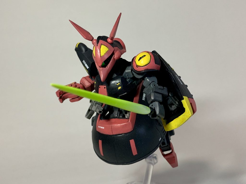 武装として設定通りのビームライフル、メガ拡散粒子砲、ビームサーベルを作りました。ビームライフルとメガ拡散粒子砲はネオジム磁石で機体にマウントできるようになっています。