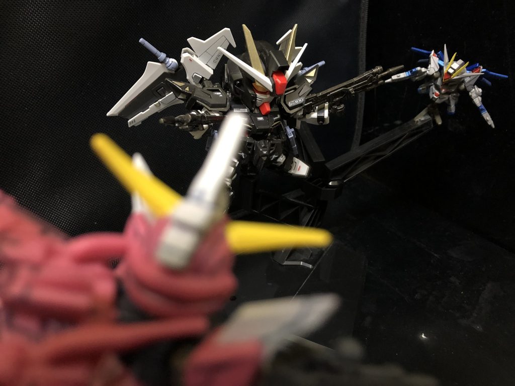 スウェン「新手か！？なんだ？ガンダム...！」
oyz「そいつはデスティニーだ！スウェン君！気をつけたまえ！うわっ！」
スウェン「ザフトの新型か！了解だ。援護を頼む。ロアノーク大佐！大佐！？ん…？撃墜された…！？」