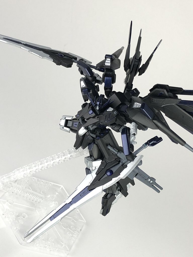 カレトヴルッフフェーダー・グラース。カレトヴルッフフェーダーの銃のレバーを無くし、常に剣状態で使用します。ビームを供給すれば、刃の部分に触れたものを凍らせて砕き切ることが可能です。
グラースをフランス語で氷を意味しています。