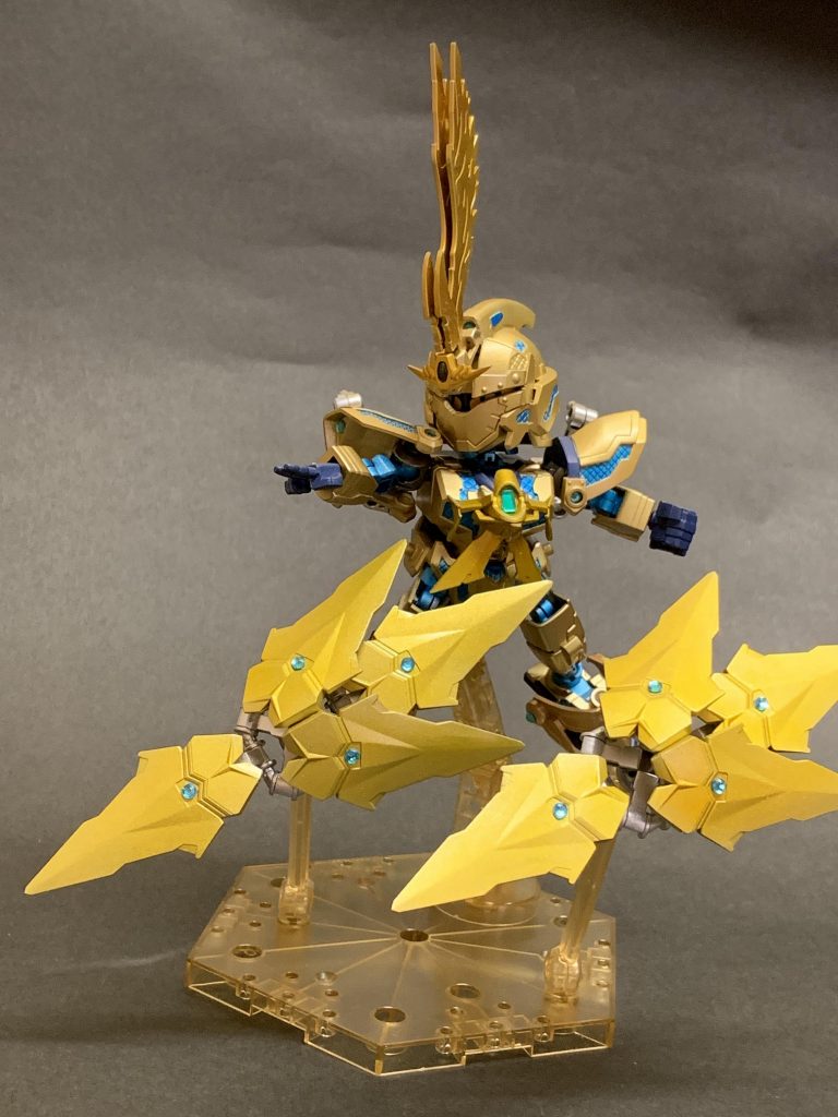 本気の唯一の武器である「黄金双翼」。背部マウント時はスラスター及び姿勢制御の役割を持ち、無線で遠隔操作することも出来る。「飛翔の陣」と呼ばれ突撃、防御両方をこなす。