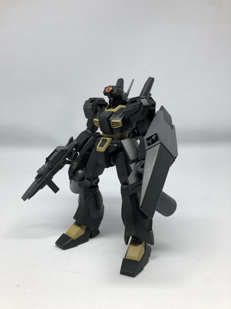 元々はスナイパー仕様のジェガンにしようと思っていたのでバイザーに大型センサーが付いてます