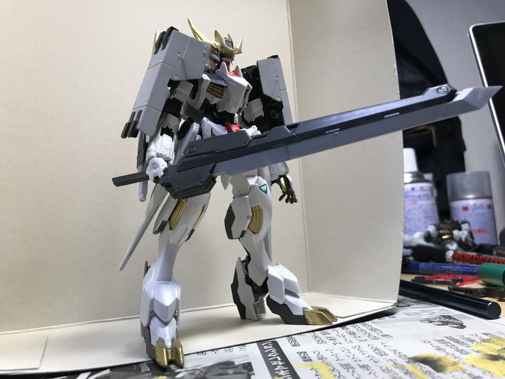 武装2:バスターソード
バックパックにマウントされた大型武装。
太刀を内蔵しており、バスターソードによる一撃必殺の攻撃と太刀による手数の多い攻撃を使い分けることが可能。

コトブキヤさんのサムライマスターソードをそのまま使用しています。