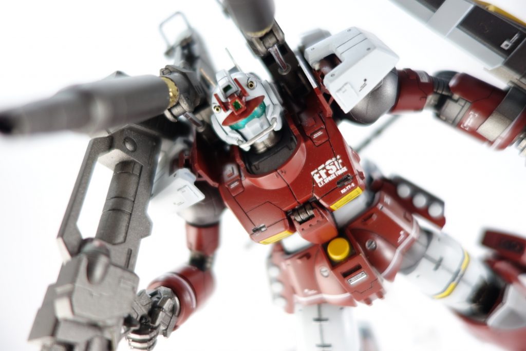 アメフトのようなごついヘルメットがお気に入りです。ショルダーアーマーも違和感なく着いてくれて満足です。