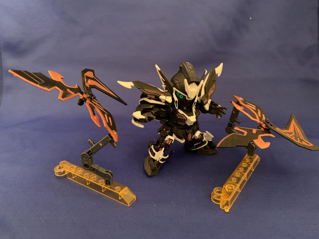 武装紹介
投雷裂射(トライスラッシャー)
背中の六枚羽が分離、巨大な手裏剣として投擲し敵を切り裂く。