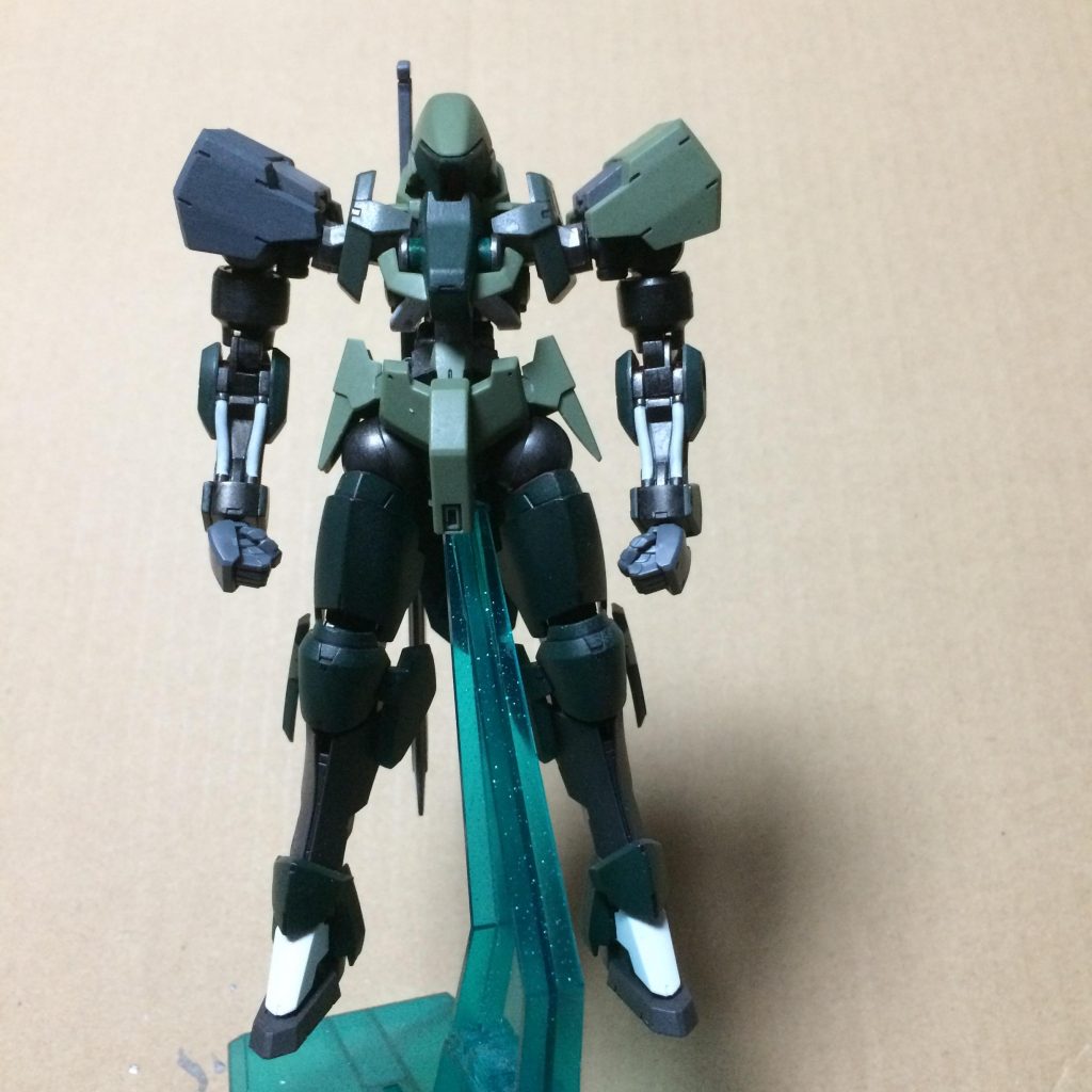 最初は脚の装甲はそのままでしたがグレイズの角張った感じをもっと出したかったのでグレイズのものに変更しました。