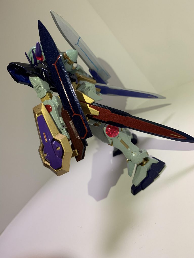 この作品を通して初めてしたのが墨入れです! 
使用した塗料はTAMIYAエナメルで本機にはゴールドリーフ、武装にレッド・スカイブルーを使用しました。ムラがあったり、上手く塗れなかった時の拭き取りで剥げてしまったりと失敗だらけですが、1番楽しい作業でした(  ´꒳`  )