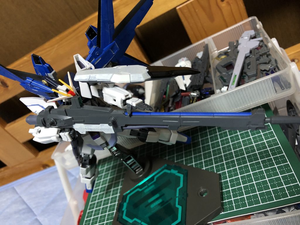 後で正式な専用装備も用意しました。
スクラッチも何もしてない既存のパーツですが、色は本家をイメージした色に塗装しました。
最後にストフリっぽいポージング。