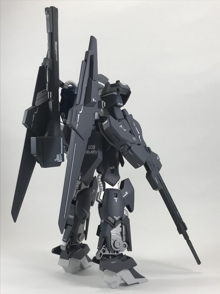 後写真。 クレイバズーカを背負わせてみました。ホントこう見るとカラバリの百式ですね。
次回作ですが、既に仮組みは完了しているのですが、手が遅くて進みが悪いです。
何時になるか分かりませんが、よかったら次も見てやって下さい。m(_ _)m