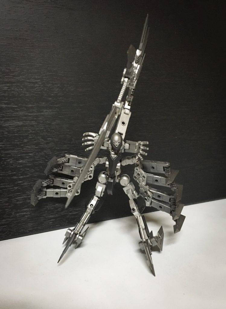 オス・ジュープ
腰に装備された多数の刃
展開する事で武器となり納める事で防具になる
それぞれがアームにより稼働可能で両腕を失った本機の死角を補う役割もあった