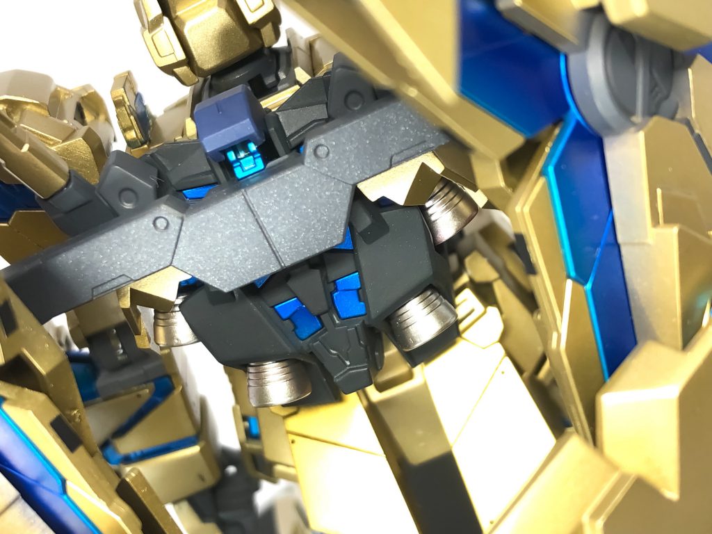 バックパック部分はつや消し
アームドアーマーの基部フレームはつや消しメタリック
バーニアはメタリック塗装