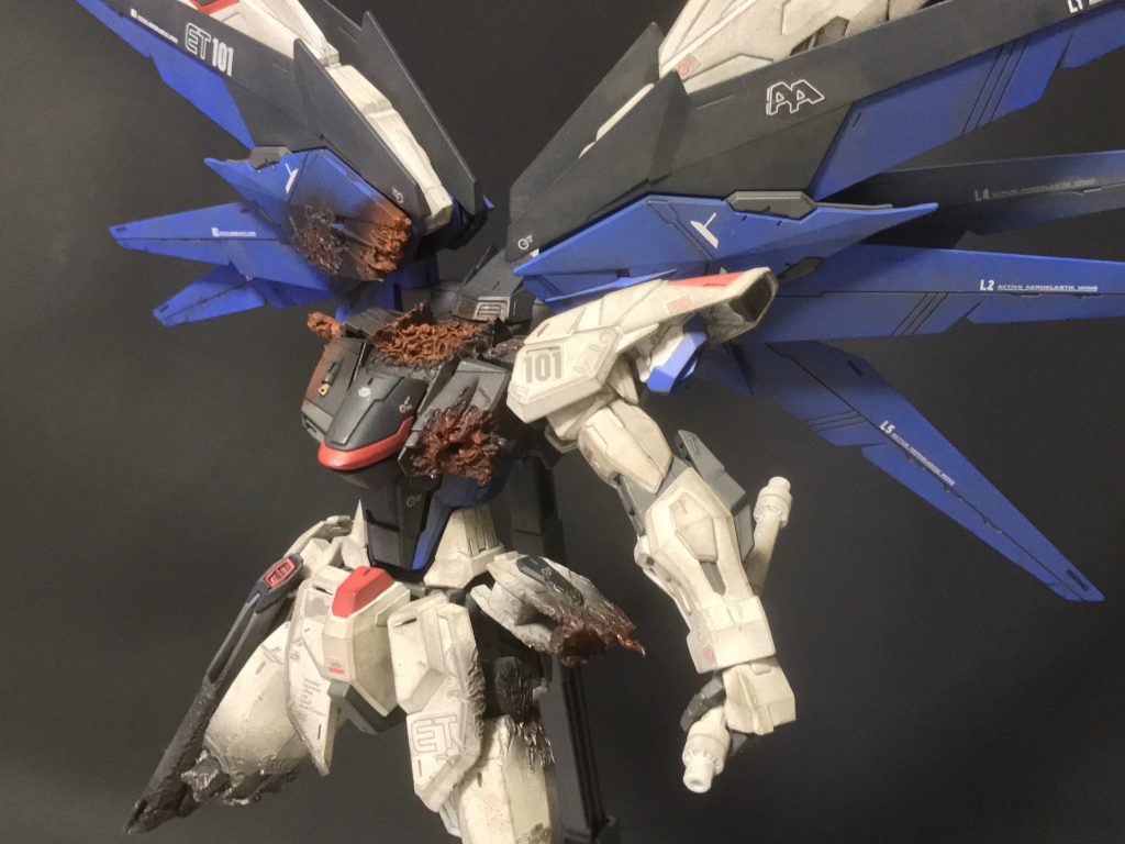 フリーダムの最終状態はかなりぶっ壊れてますね。アニメのシーンとにらめっこしながらはんだごてで焼いたり、その上から塗装したりして焼けた表現を出していきました。この焼けている表現も焼けてから時間が経っている部分は黒っぽく、被弾して間もない部分は明るめの焼け表現、と強弱をつけてあります。