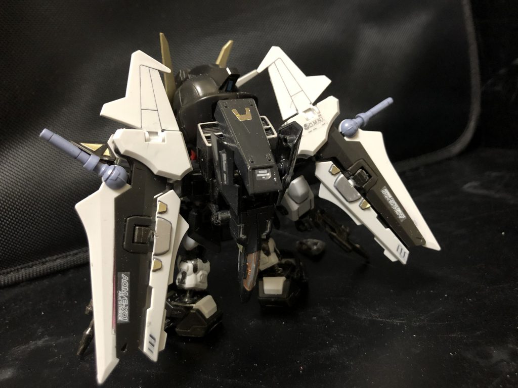 今回はあちらさんのエースの乗機である、ストライクノアールを可変機にしてみたのだ。
今回の改造は、膝の稼働の追加とフロント及びサイドアーマーの可動。んでもって首の延長。それと背面に可変ギミック用の追加装備が主なポイントだ。
じゃ、そろそろ、あちちのエース君に挨拶してくるか。