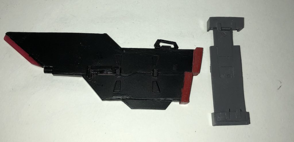 鞘の裏
可動式の接続基部をスクラッチし、挟み込むようにマウントする。また、マウント後は鞘の方に設けられている閂のようなもので固定する。
肝心の剣の方はずいぶん前に作っていて、どの機体に装備させようかと悩んでいた結果、度重なる塗装により鞘に入らなくなり破損したので作り直す予定です。