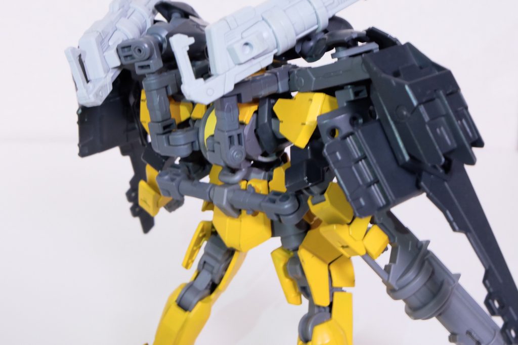 ちなみに武装は背部からアームを伸ばす形式です。後ろが取られなければ問題ない…はず。