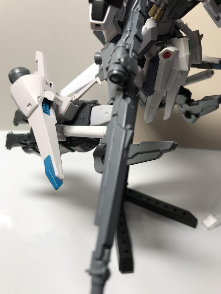 ドーベンウルフ系統のバックパックがついていてビームも撃てるしミサイルも撃てますwちなみにインコムも2つついていてEXsのインコムもついています!w