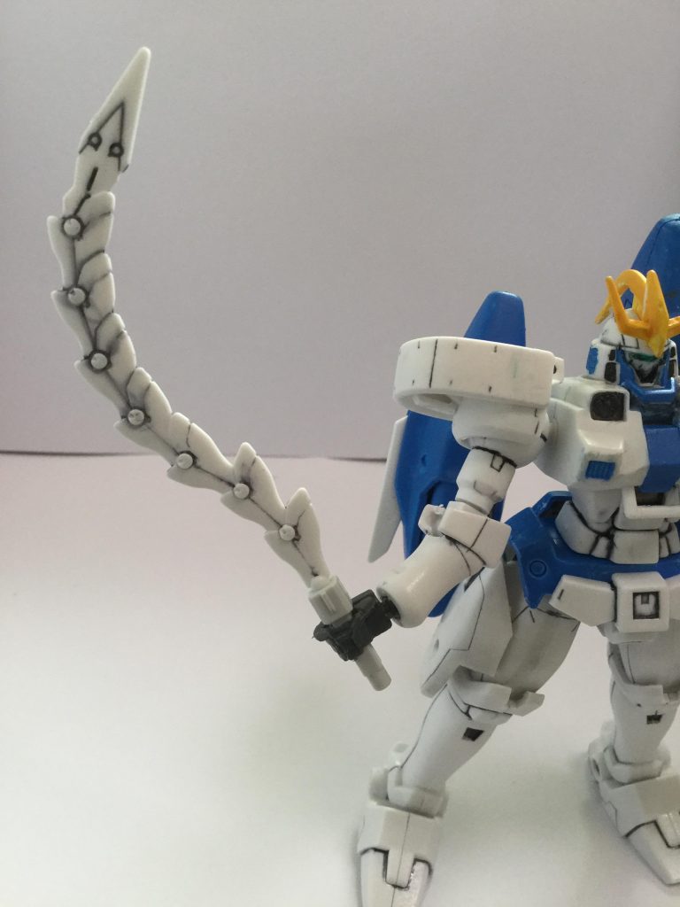 手持ち武器にヒートロッド。シールドにもついてますがガンダムブレイカーで近接武器として使っていたので持たせました
