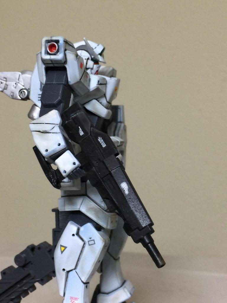 ガンダムAGE・ウルフの 右側の
アピールショット!
本来なら 付属の ビームスプレーガンⅢBを
武装する予定でしたが
リサイクルショップで 購入した
ガンダムAGE ノーマルの頭部と一緒に
ドッズライフルが 入っていたので
ドッズライフルを 使用しました。