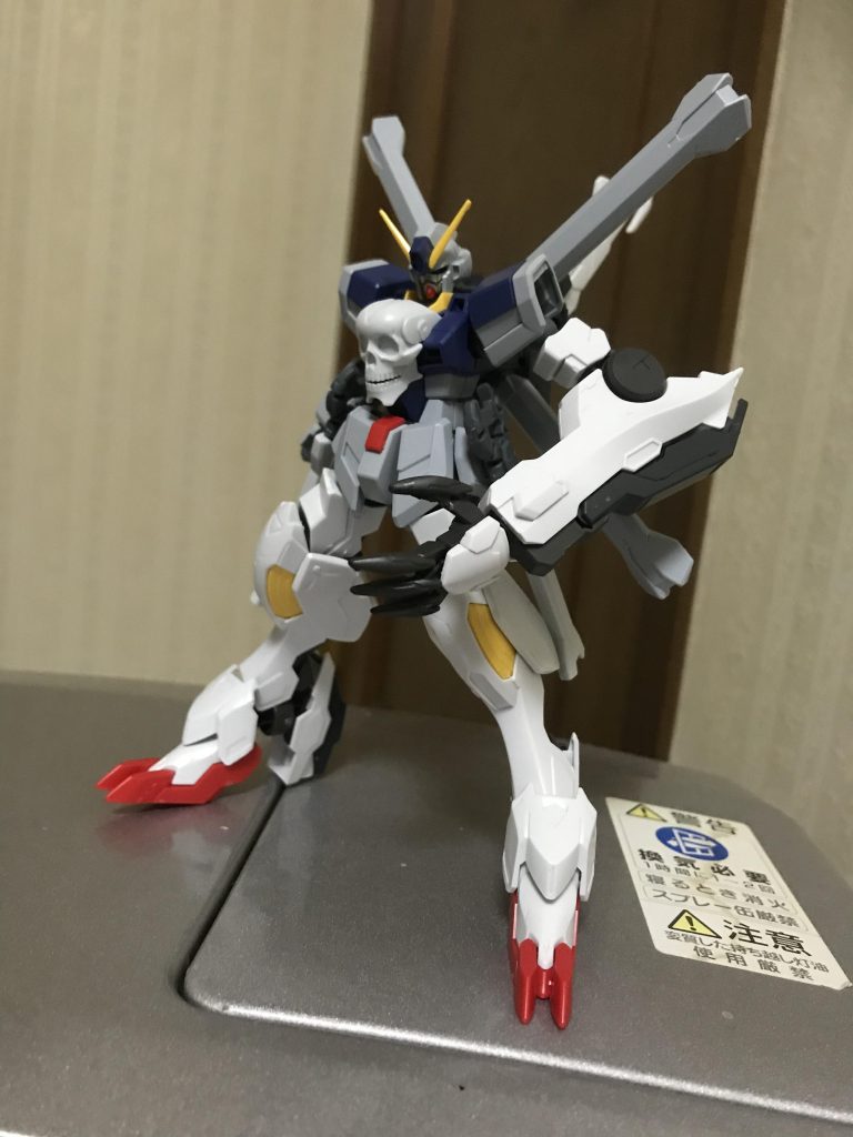 後ろのスラスターは当初の予定ではクロスさせるつもりでしたが、それでは面白くないのでプロヴィデンスガンダムみたいに変化しました。

サブタンクの中には電池と電源スイッチを入れてあるので、あえて大きなタンクにしてあります(^^)