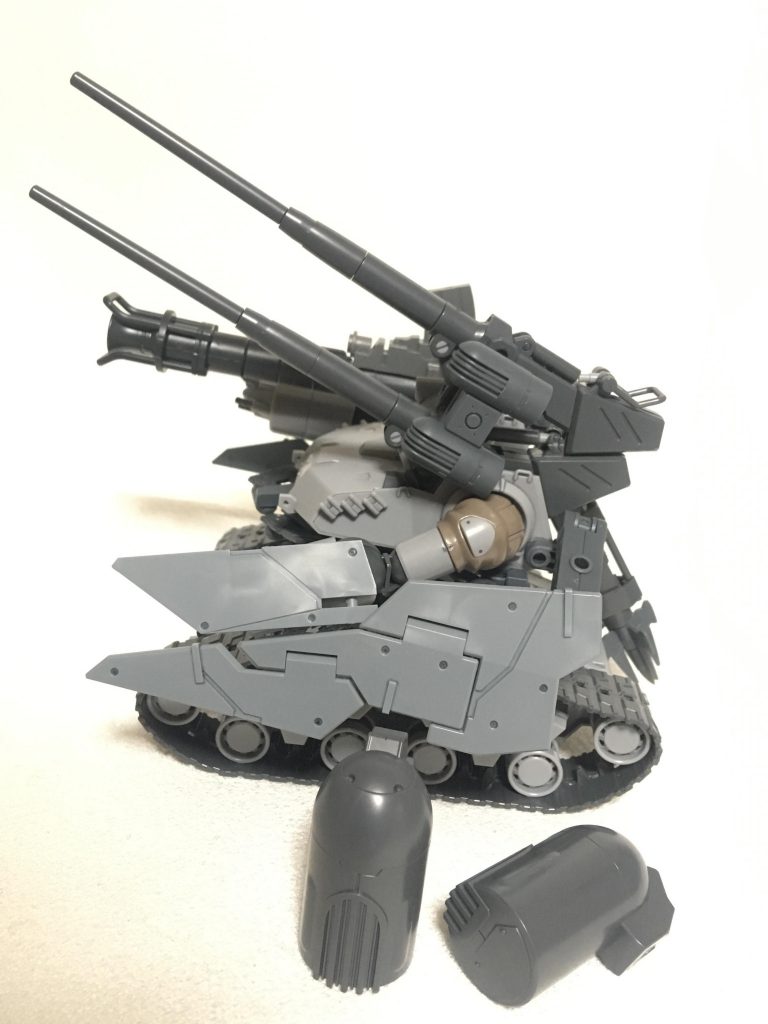 シールドは背部アームに接続してて、割りと自由に動かせます。



2連装大口径砲。

ガンタンクの主武装であり、長距離からの支援射撃がメイン。

本当は両肩に1つずつ積んでるんだけど、ゴツくしたかったから接着剤でくっつけて2連装にしました！

背部には排煙ダクトが1つ付いていて、余剰パーツ入れて合計2個。

邪魔だけど取り外そうにも排煙ダクトがなきゃ砲撃時に発生する熱や煙が排出できない…

てことで、ジャンクパーツからギャンのバックパックを横に付けました。

形似てるし2個連結してるし丁度良かった♪笑