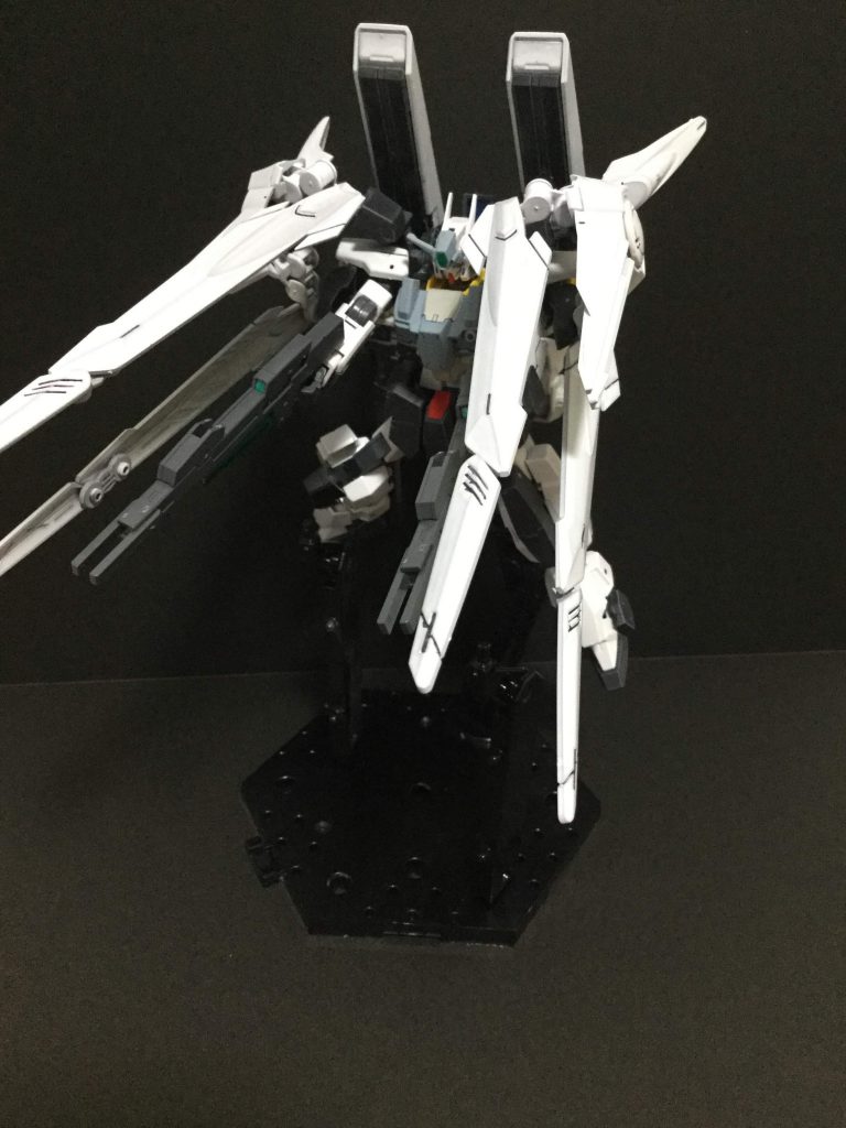 シールドを展開すれば、ビーム増幅装置に
シールドにはGNドライブがあり、シールド内部に粒子を溜め込み、ライフルの粒子ビームを撃つ瞬間、溜め込んだ粒子が混ざり出力が高まる
という設定