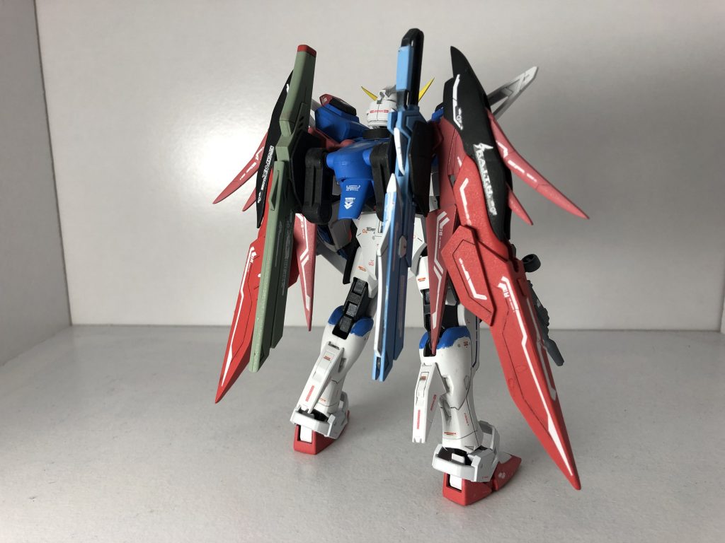 全体にデカールを貼り、情報量を増やしました。