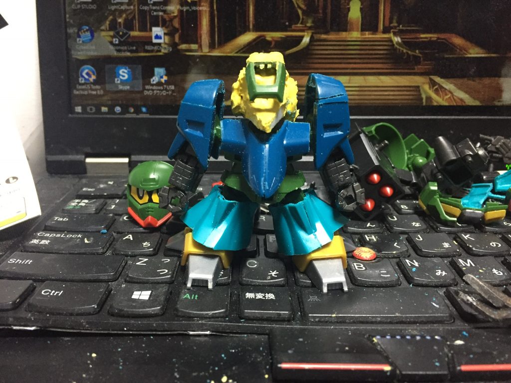 頭部をパテ削り出しで作ってる図