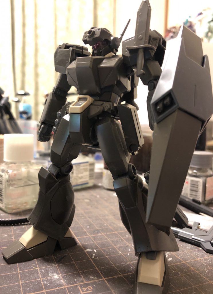 当初は素組みだけで終わらすつもりでしたが思った以上にツルッとしてて物足りなさを感じてディテールアップを決意。