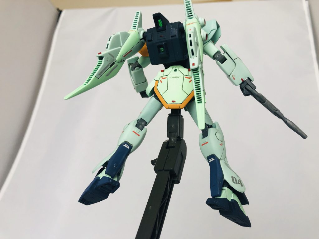 各所に筋彫りを追加し、プラ材を切り貼りはしてますが足首やスネ、腕、肩、腰アーマーなどはキットのものを加工しただけとなってます。