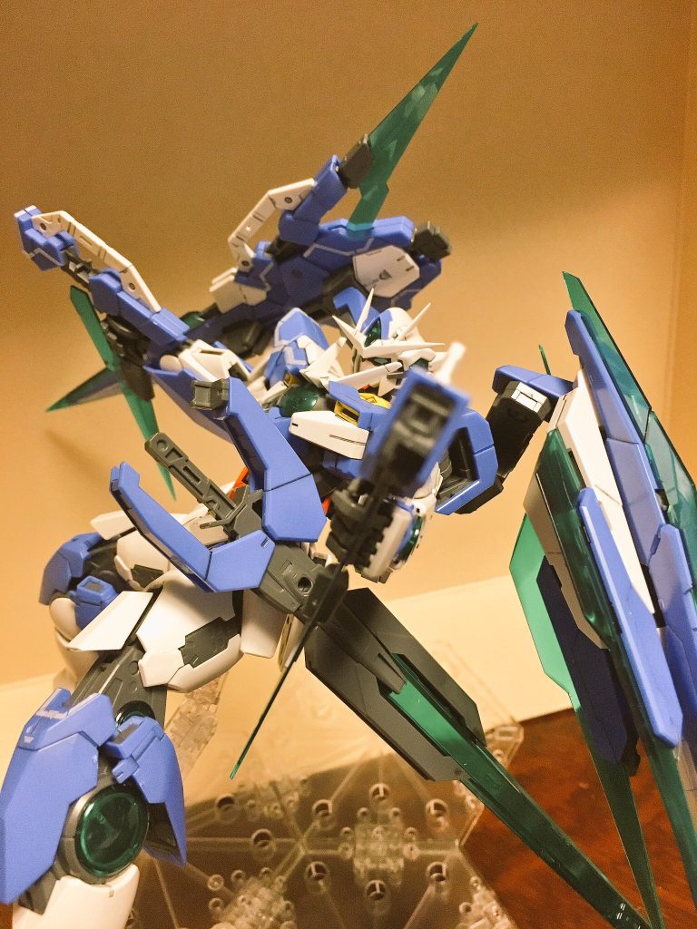 色々なポージングをさせたかったのですが、MGだとかなりめんどくさくて、フルセイバーのポージングはこれだけしかさせていません。
HGやRGの方が小さくて、遊びやすいです。
あと個体差もあると思いますが、ポロリが多くて、少しストレスが...
ですが、かっこいいので許します。