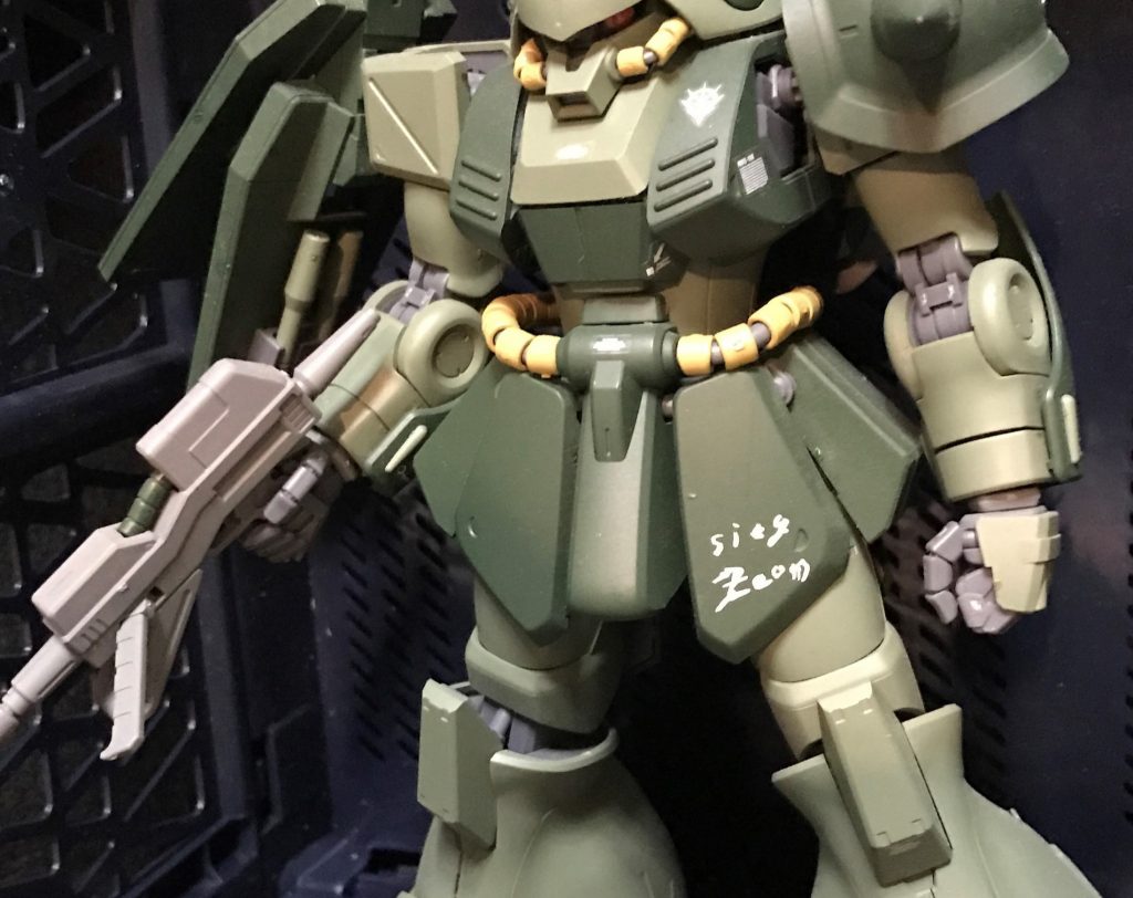 見てくださいよ!腰の ジークジオン!これが粋ってもんですよ!マラサイはジオン残党カラーで決まりです!さ〜て!ジャッジメント タ~イム!さぁ 今夜のご注文は どっち?つっか オレンジ色の立場は?(ノД`)・゜・。毎度毎度ふざけた投稿ですみません。(^^;)過去作の再アップなのでちょっと遊んでみました。