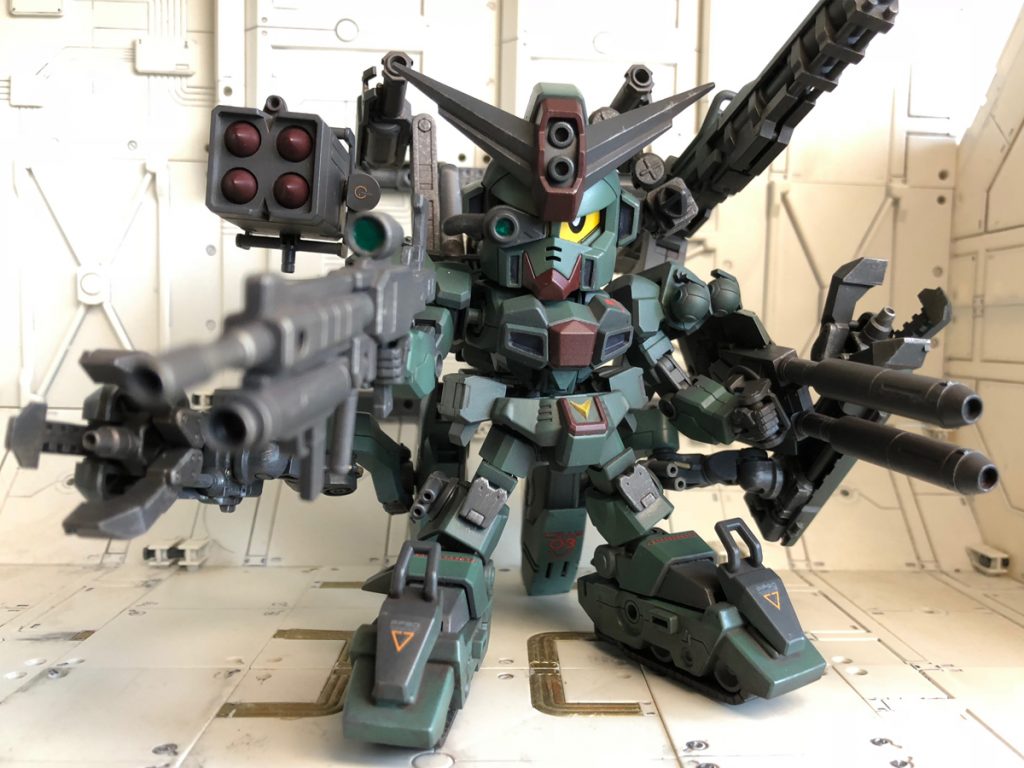 ## コマンドガンダムパワードウェポンシステム
SDV-04PWG
*ヘヴィウェポンシステムから更なる強化改造を受けたコマンドガンダムの姿*である。
これまで以上の重火器の搭載に加え、それらを余裕をもって運用できる一種のパワードスーツとして機能するよう設計された。