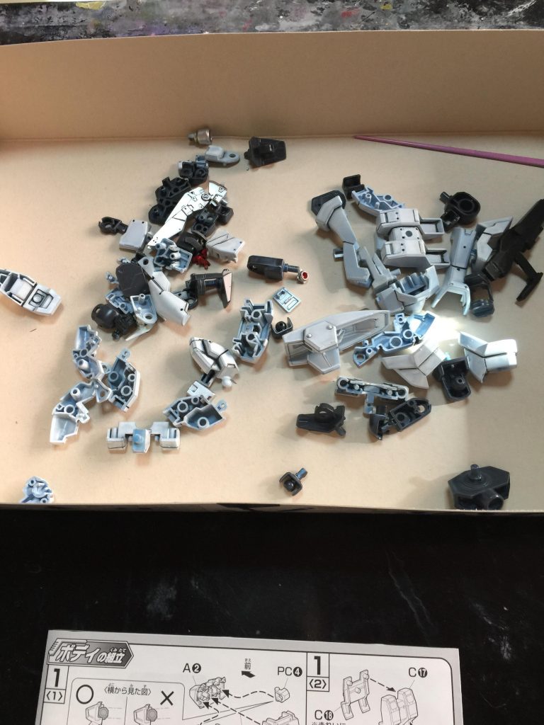 ガンダムAGE・ウルフのスミ入れ
制作工程