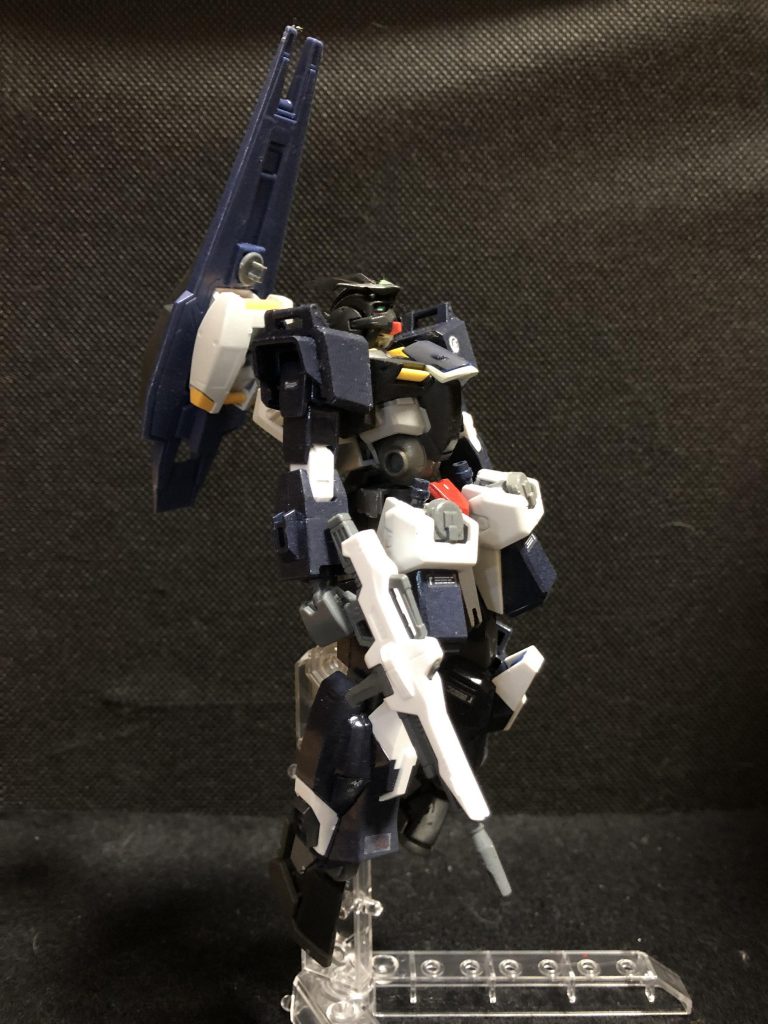 宇宙ではおそらく、黒は視認性が低いと思うのですが、その長所に反した白を使っている理由は...特にありません。強いて言うなら、全部真っ黒だったら自分が見えない。