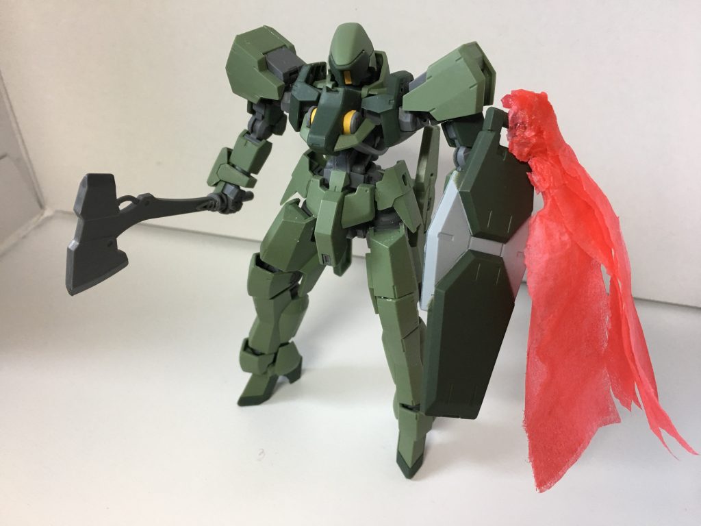 本体は股間部と腰背部のスラスターのグレーを塗ったり、バトルアックスの取り付け軸を切り飛ばしたくらいです