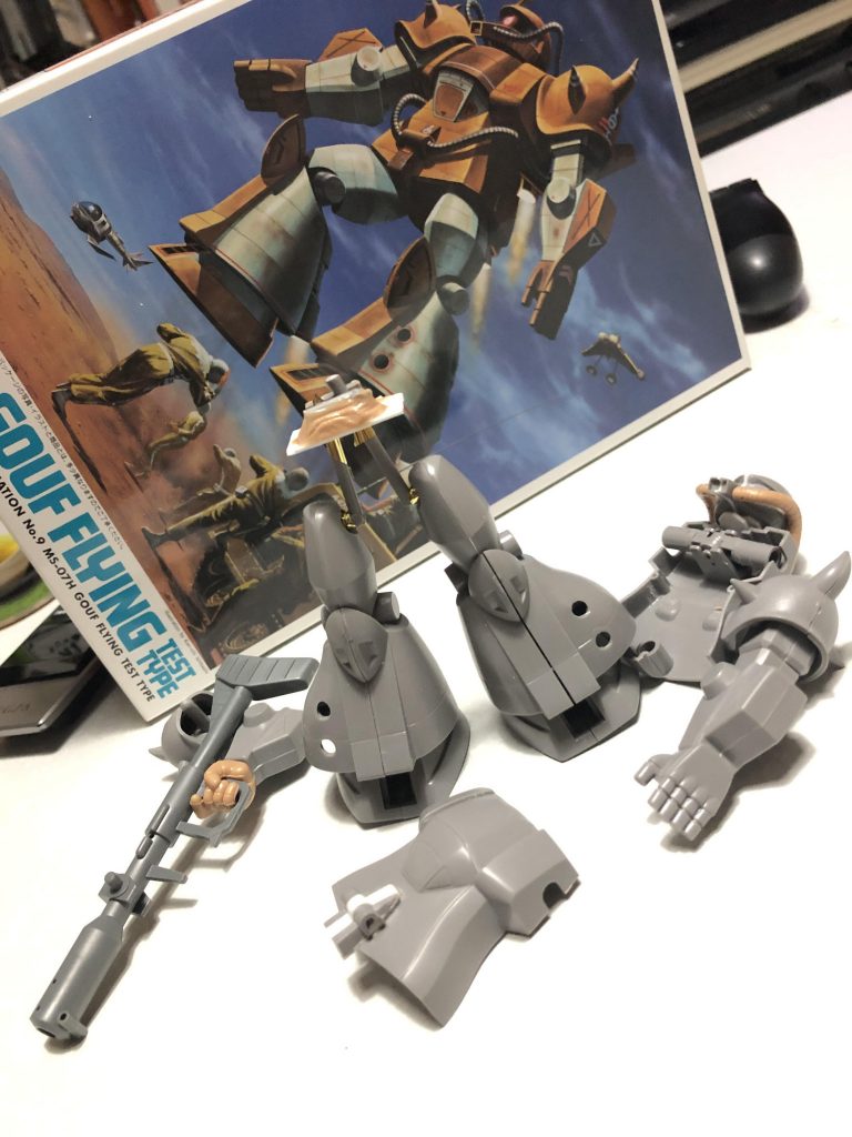 顔を1mm幅広にしてイケメン化
プロトタイプドムの動力パイプがピッタリ!(キットのは細いと思う。)
 
股関節を軸化してやり直し。
 
足首も軸化で身長も増しました。