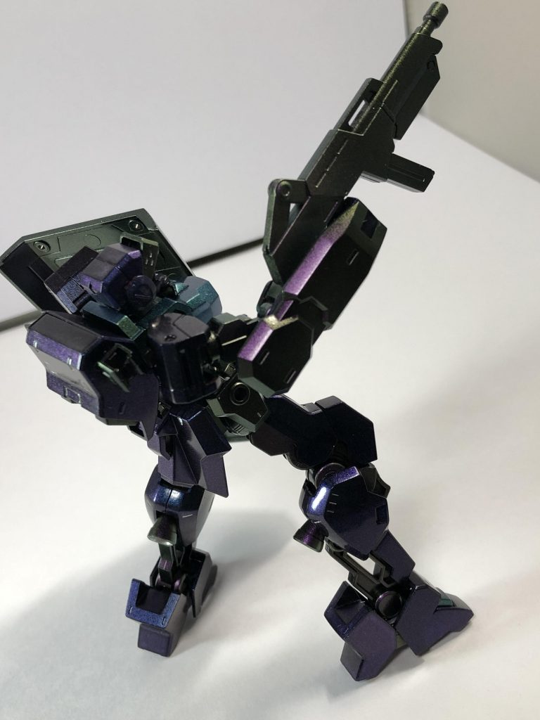 画像では分かりづらいかもしれませんが《ストームサージグリーン》を使った胸部装甲は緑からライトブルーへと変化しています。