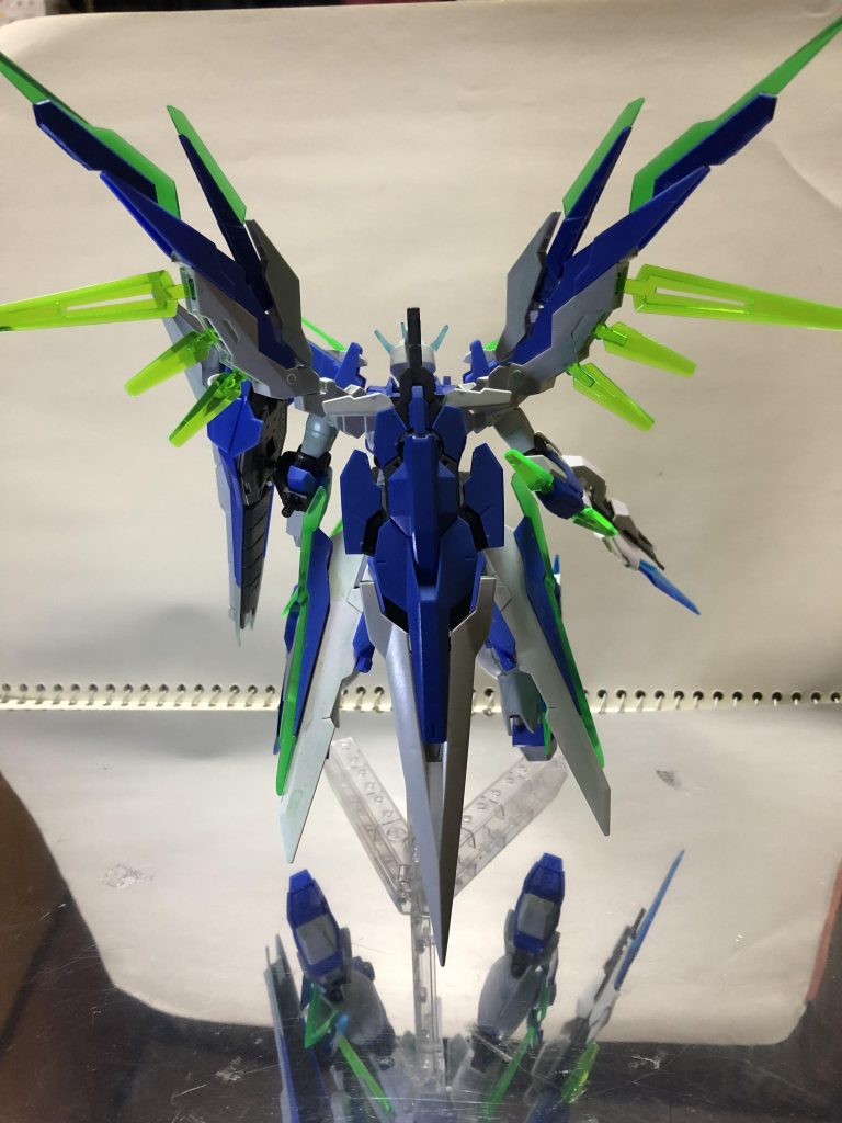 前後の写真です
機体の表面に筆でクリアグリーンを薄く塗って共振状態のようにしました。
そのせいでパーツが少し割れました…