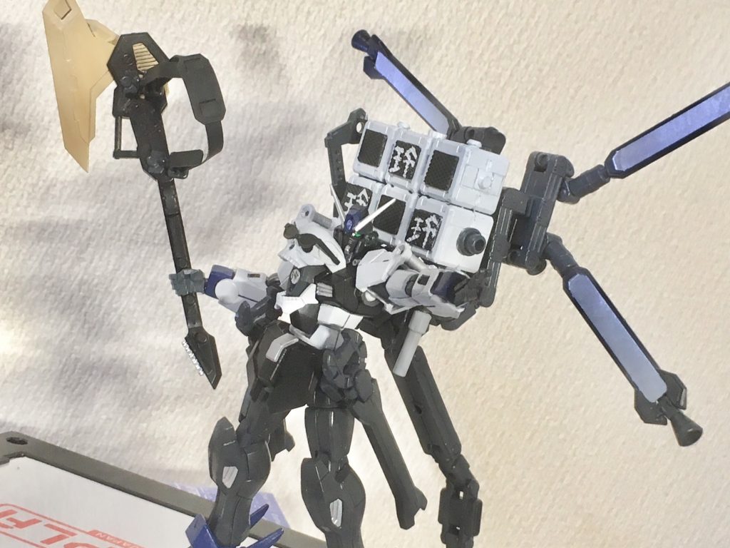 LIVE装備でもスカルサテライトキャノンは問題なく撃てます。
ドクロ内の砲身には「玲」のレリーフを埋め込み済み。
フライングVも変形してハルバードとして武器になるけども、Takはあまり使いたがらない。
基本的に前衛は稲葉さんに任せて、後衛で演奏してるので敵機からの攻撃は避けれません。
そこで接近してくる敵機の近接攻撃にはサブアームのビームサーベルと各リフレクターのビーム砲で防ぎ、遠距離から攻撃は背中のアンプから繰り出される超絶衝撃波でビームだろうが実弾だろうが何でも跳ね返します。