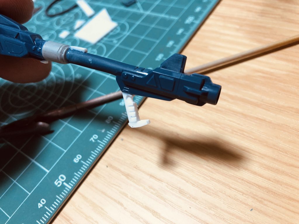 付属のビームバズーカではHGUCの手首に対してグリップが小さい上に構えにくかったのでプラ板から製作。
違和感なく構えられる様になったかどうかは完成画像を見ていただけたらなと思います。