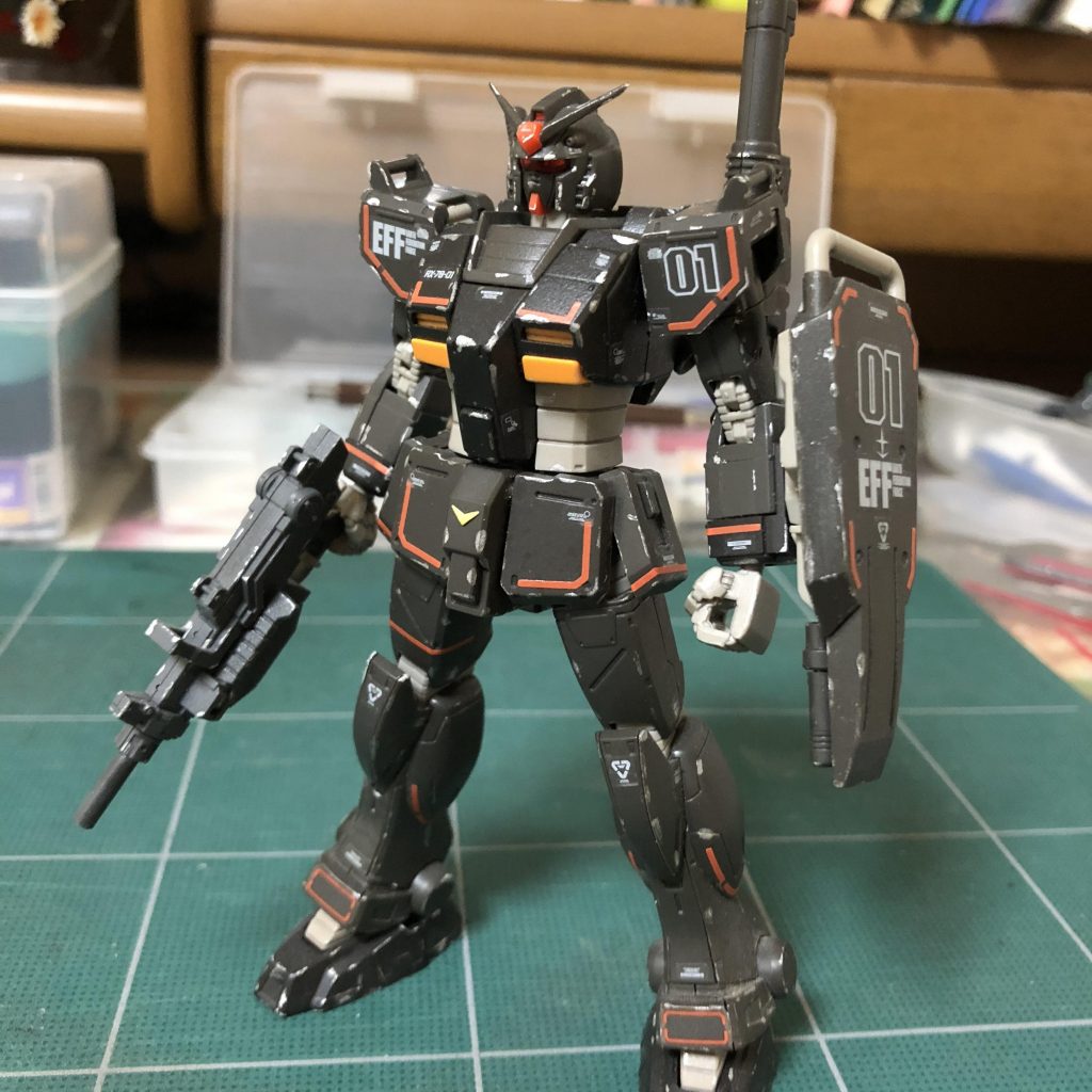 素立ちって以外と苦手なポージングです…
特に改造もせずに組み、無い知恵でチッピングもどきを施しました。
あとはカス残りだったつや消し(100均)を吹いてしまいダマに()
仕上げ方としては完全に失敗です。