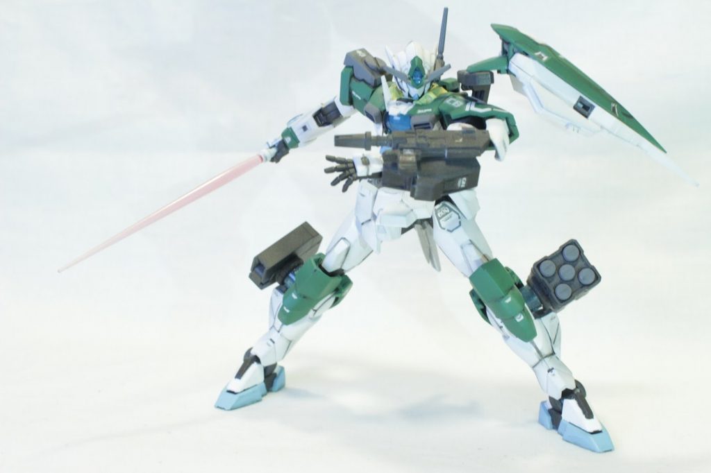 左腰にはビームサーベル。予備武装的なところがあります。