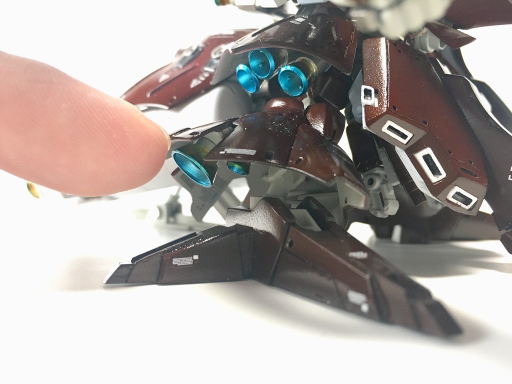 何気に難しかった足のバーニアの可動化。
しかも作ってみたら殆ど動きませんでした。でも少し動くだけでも印象が変わるので良かったです。