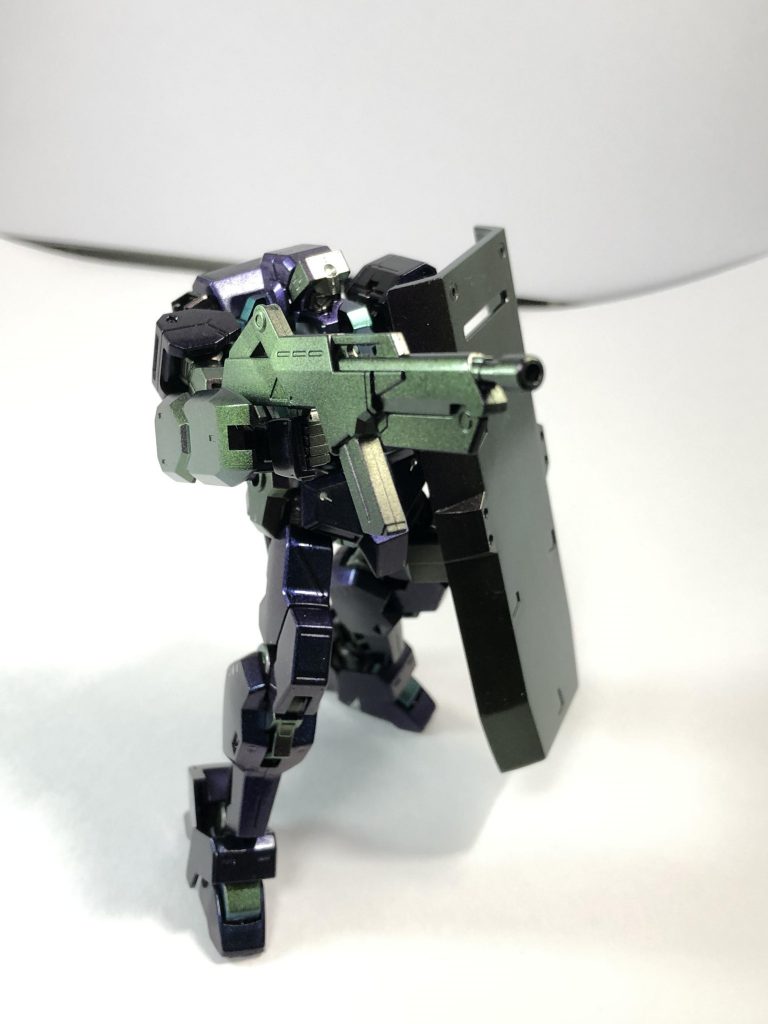 トキシックパープルを使用したガントレットやライフルは見る角度によって緑系の色味へ変化しています。
