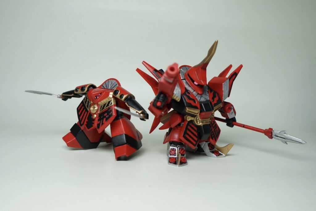 龍将と飛将。
各可動を追加しています。写真ではわかりませんが飛将の方は肘も動くようにしてあります。
腰鎧の龍、飛と模様はシールでの再現だったので彫りました。