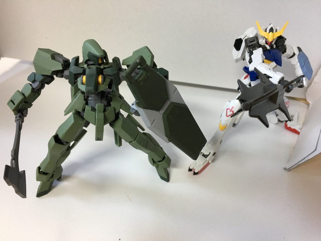 バルバトスと
第二形態でないのは勘弁を(^_^;)

やっぱりグレイズとバルバトスは並べると合いますね