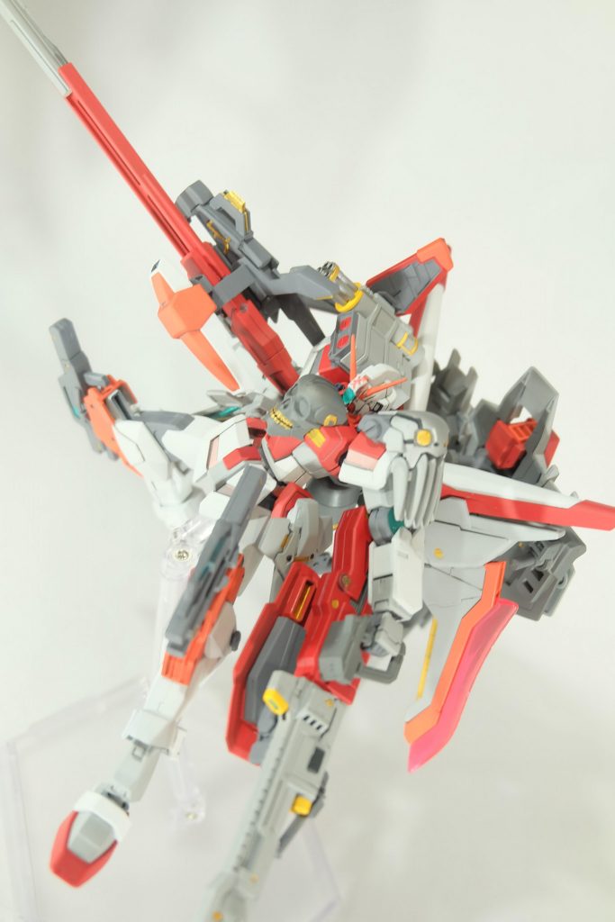 高機動モード
シールドを機体後部にマウントし、高機動形態となる。
この際に紅く伸びる砲口がトカゲの尾を連想させることからサラマンダーのコードネームが与えられる。