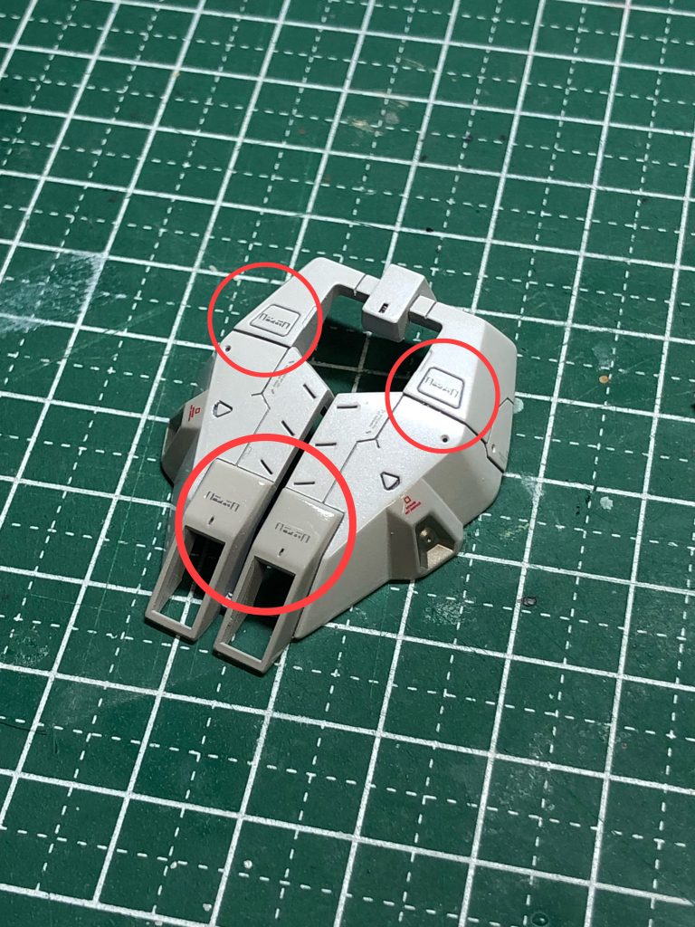 丸の箇所に自作したテプラデカールを貼りました。
この大きさでクッキリ作れて、白色も作れるって凄くないですか!!?