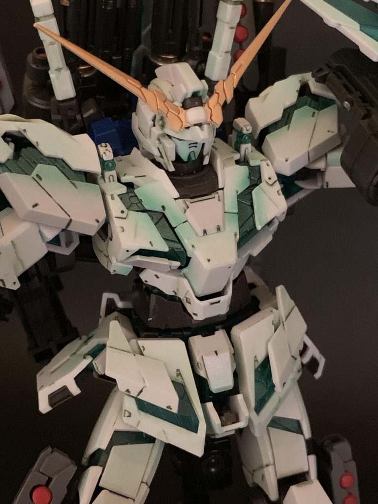 胸周辺はサイコフレームが集中してると思うのでよりグラデーションを濃く。